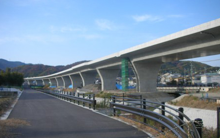 株式会社永和工業は橋梁工事最先端の技術で橋梁の建設に取り組むプロフェッショナル集団です。技術力向上に努め、橋梁など鋼構造物の架設に携わり生活や産業を支える基幹として貢献しております