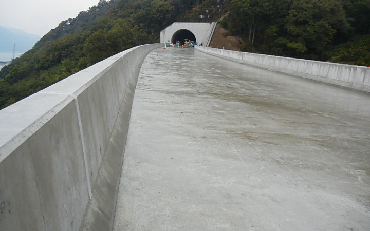 株式会社永和工業は橋梁工事最先端の技術で橋梁の建設に取り組むプロフェッショナル集団です。技術力向上に努め、橋梁など鋼構造物の架設に携わり生活や産業を支える基幹として貢献しております