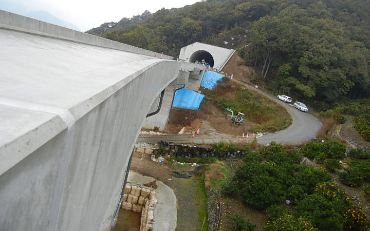 株式会社永和工業は橋梁工事最先端の技術で橋梁の建設に取り組むプロフェッショナル集団です。技術力向上に努め、橋梁など鋼構造物の架設に携わり生活や産業を支える基幹として貢献しております