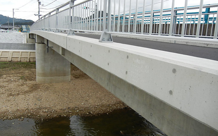 株式会社永和工業は橋梁工事最先端の技術で橋梁の建設に取り組むプロフェッショナル集団です。技術力向上に努め、橋梁など鋼構造物の架設に携わり生活や産業を支える基幹として貢献しております