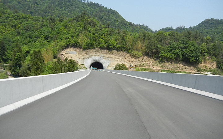 株式会社永和工業は橋梁工事最先端の技術で橋梁の建設に取り組むプロフェッショナル集団です。技術力向上に努め、橋梁など鋼構造物の架設に携わり生活や産業を支える基幹として貢献しております