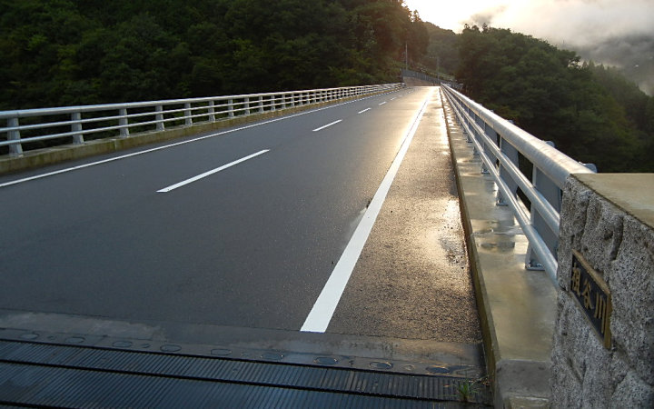 株式会社永和工業は橋梁工事最先端の技術で橋梁の建設に取り組むプロフェッショナル集団です。技術力向上に努め、橋梁など鋼構造物の架設に携わり生活や産業を支える基幹として貢献しております