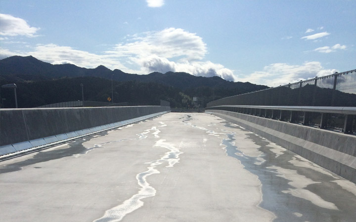 株式会社永和工業は橋梁工事最先端の技術で橋梁の建設に取り組むプロフェッショナル集団です。技術力向上に努め、橋梁など鋼構造物の架設に携わり生活や産業を支える基幹として貢献しております