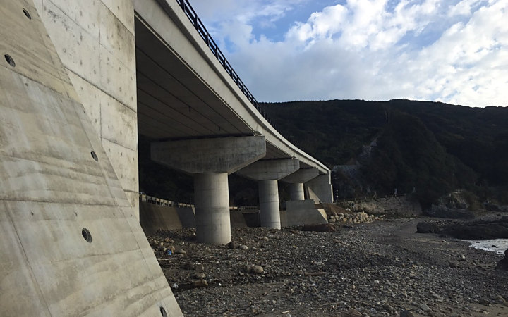 株式会社永和工業は橋梁工事最先端の技術で橋梁の建設に取り組むプロフェッショナル集団です。技術力向上に努め、橋梁など鋼構造物の架設に携わり生活や産業を支える基幹として貢献しております