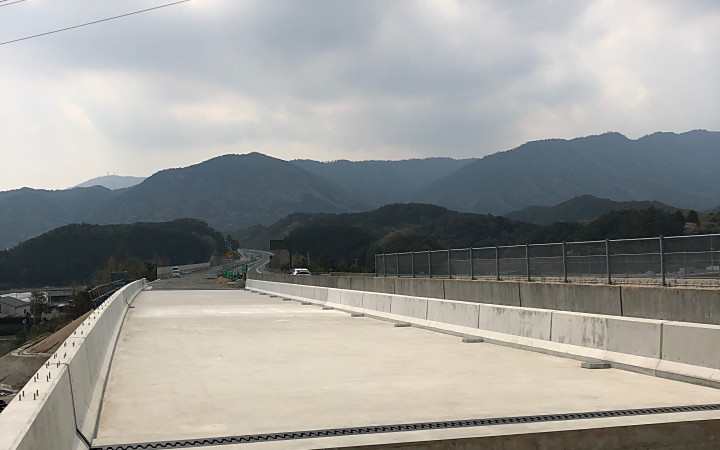 株式会社永和工業は橋梁工事最先端の技術で橋梁の建設に取り組むプロフェッショナル集団です。技術力向上に努め、橋梁など鋼構造物の架設に携わり生活や産業を支える基幹として貢献しております