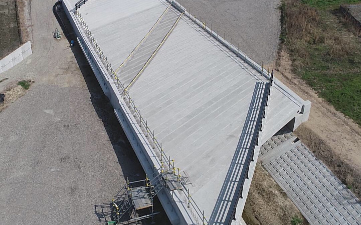 株式会社永和工業は橋梁工事最先端の技術で橋梁の建設に取り組むプロフェッショナル集団です。技術力向上に努め、橋梁など鋼構造物の架設に携わり生活や産業を支える基幹として貢献しております