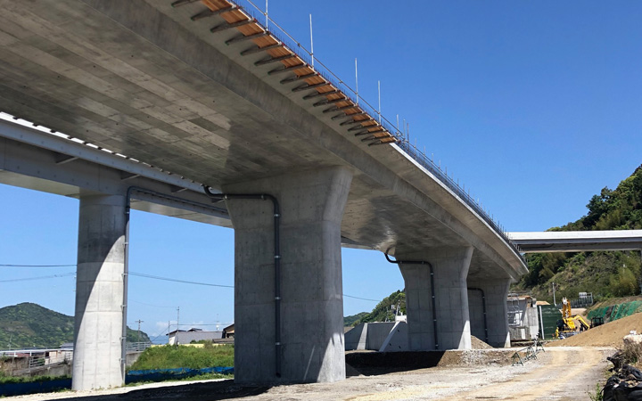 株式会社永和工業は橋梁工事最先端の技術で橋梁の建設に取り組むプロフェッショナル集団です。技術力向上に努め、橋梁など鋼構造物の架設に携わり生活や産業を支える基幹として貢献しております